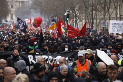 Протестите във Франция не стихват, предстои окончателно гласуване на пенсионната реформа