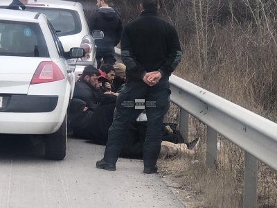 Гранични полицаи задържаха група мигранти на АМ "Тракия" на входа на София