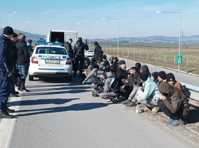 Задържаха над 30 мигранти тази сутрин край София съобщава МВР Те