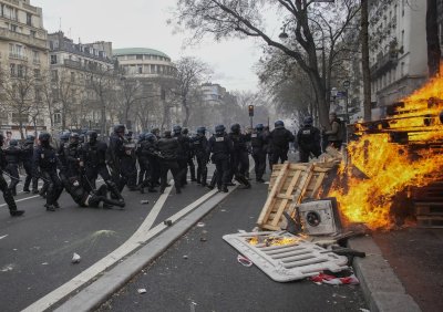 Протестите във Франция прераснаха в безредици В Бордо демонстранти подпалиха