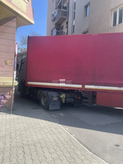 Тежкотоварен автомобил се заклещи в локалното платно на бул Цариградско