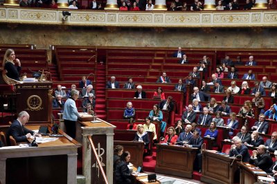 Френското правителство оцеля при гласуването на вота на недоверие
