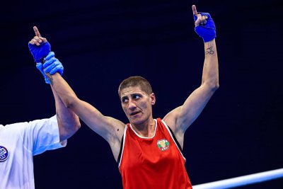 Две български боксьорки Севда Асенова и Светлана Каменова ще излязат