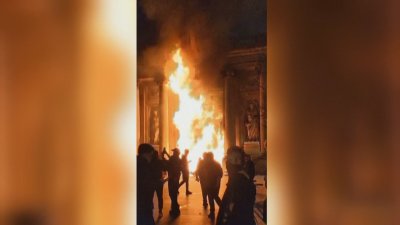 Безредици във Франция: Запалиха вратата на кметството в Бордо, в Париж полицията използва сълзотворен газ