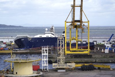 Кораб се преобърна на пристанище до Единбург, десетки пострадаха