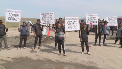 Производители на малини и ягоди блокираха пътя Разград - Търговище (СНИМКИ)