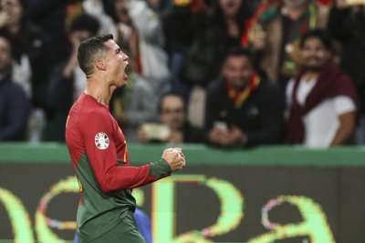 Португалия започна с убедителна победа при Мартинес в исторически мач за Роналдо