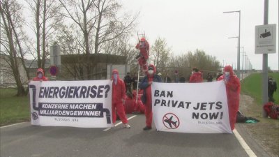 Екоактивисти блокираха пътя до терминала за частни самолети във Виена