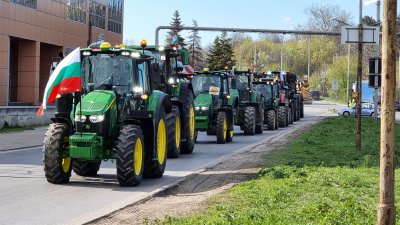 Земеделски производители с трактори блокираха Дунав мост при Русе