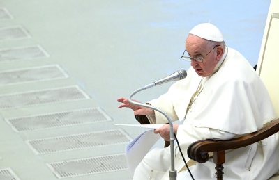 Папа Франциск е приет в болница с респираторна инфекция