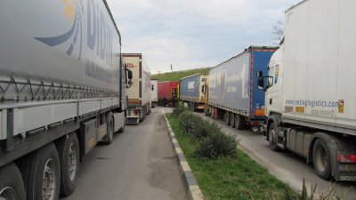 Опашка от камиони блокира движението на граничен пункт "Дунав мост" край Русе