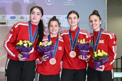Българският отбор на сабя при девойките ни завоюва исторически бронзов