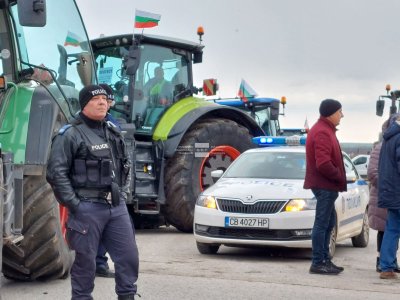 Зърнопроизводители блокираха пътя за Румъния край с. Кардам