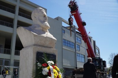 Бюст паметникът на Христо Ботев отново бе поставен пред стадион