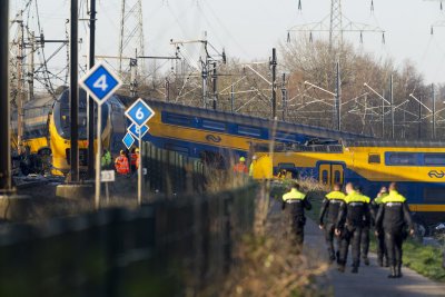 Пътнически влак дерайлира в Нидерландия, има загинал и ранени