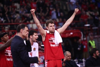 Баскетболният Олимпиакос с българина Александър Везенков в състава си продължи