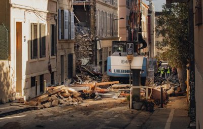 Продължава спасителната операция във френския град Марсилия където жилищна сграда