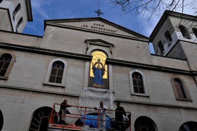 Цветна мозайка на света Богородица е на фасадата на едноименния