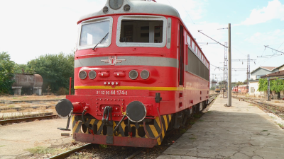 Вандали хвърлят камъни по движещи се влакове Поставят и гуми