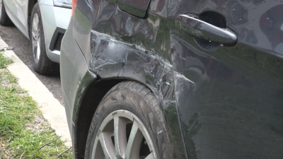 Шофьор на джип блъсна четири паркирани коли във Велико Търново и избяга