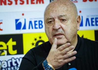 Венци Стефанов: Няма да се разделяме със Загорчич, единствено в България се чупят стадионите