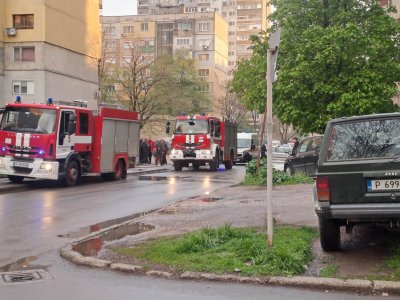 Двама души са с обгазяване при пожар в помощна пристройка в Русе