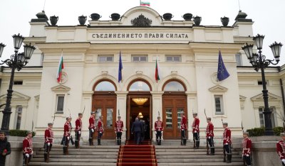 Председателстващият първото заседание на 49 ия парламент Вежди Рашидов закри