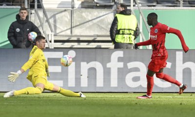 Два бързи гола на Коло-Муани изпратиха Айнтрахт на полуфиналите за Купата на Германия