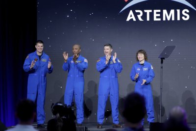 Екипажът, който ще лети около Луната през 2024 г. (Снимки)