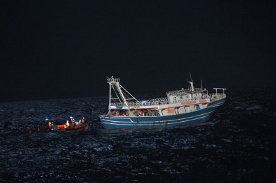 Лодка с 400 мигранти бедства в Средиземно море между Либия и Малта