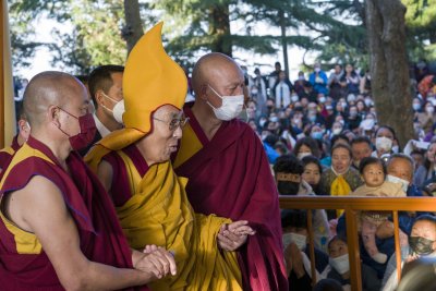 Скандално видео с Далай Лама