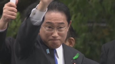 Мъж хвърли димна бомба срещу японския премиер Фумио Кишида докато