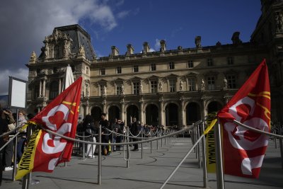 Спорната пенсионна реформа във Франция беше обнародвана в Държавен вестник