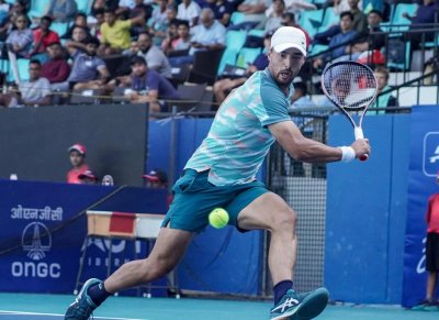 Българският тенисист Димитър Кузманов стартира с двусетова победа участието си