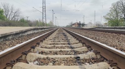 Локомотив блъсна пешеходец и забави бързите влакове за София и Варна