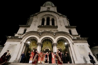 Православният свят посрещна Великден празникът на празниците с пожелания за