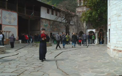 На Разпети петък: Стотици вярващи се стичат в Бачковския манастир