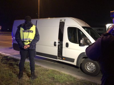 Бус превозващ нелегални мигранти е заловен на Околовръстното шосе край