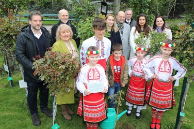 Ученици от българското училище във Виена засадиха роза в парка Фолксгартен