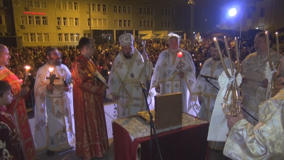 Хиляди се събраха пред храм "Св. св. Кирил и Методий" в Бургас, за да посрещнат Великден