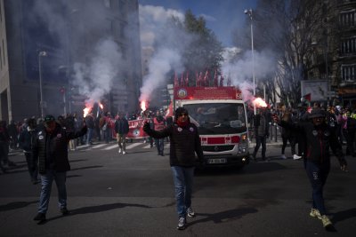 Поредна нощ на протести и арести във Франция заради пенсионната реформа