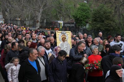 Хиляди се включиха в литийното шествие с иконата на Богородица от Бачковския манастир
