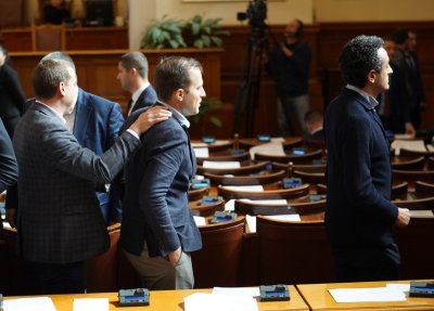 С размяна на реплики и нови скандали: Депутатите приеха правилника на НС