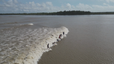 Почитатели на сърфа се събират край бразилския град Арари в