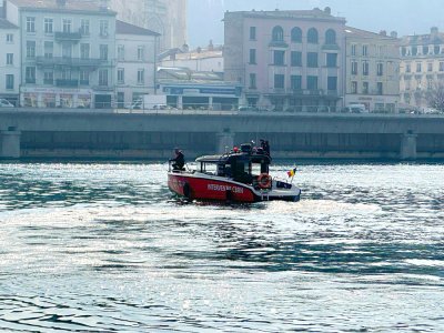Лодка с 12 души се преобърна в река в Румъния, има загинало дете