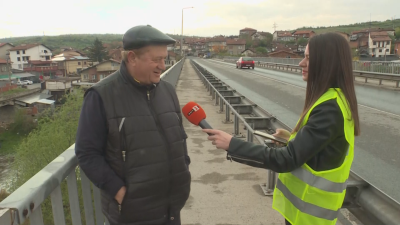Жител на Дупница сам ремонтира оградата на натоварен мост
