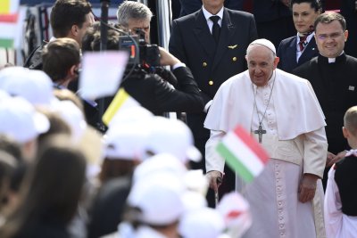 Папа Франциск пристигна на тридневна визита в Унгария