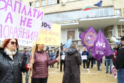 Служителите на Държавна агенция Архиви излязоха на протест Исканията им