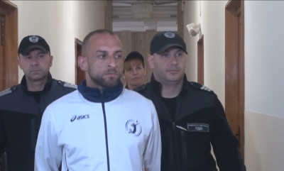 Съдът остави в ареста мъжа, който се вряза с колата си в портала на затвора в Бургас