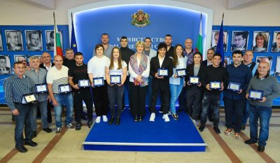 Весела Лечева награди медалистите от европейското първенство по борба в Загреб